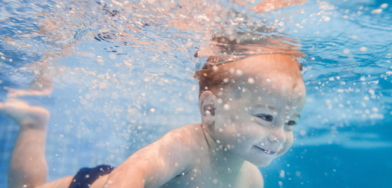 Nurkujący bobas w basenie podczas zajęć Delfinteam