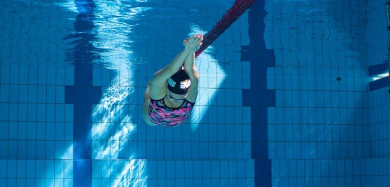 Instruktor Delfinteam płynie w wodzie