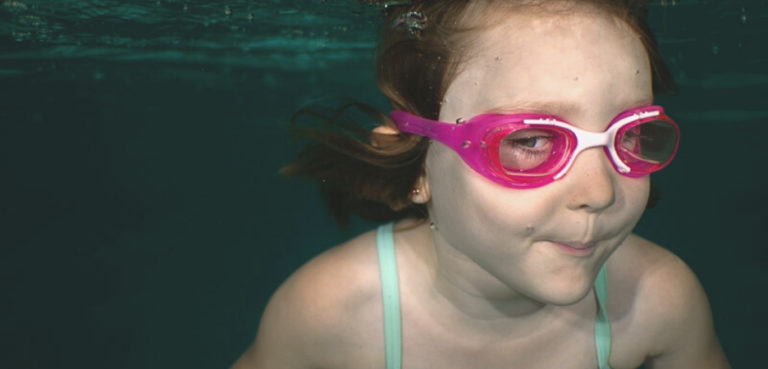 Nurkujące dziecko w basenie